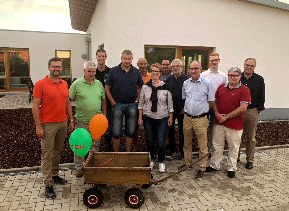 Viele örtliche Schwerpunktthemen und Baumaßnahmen standen auf dem Programm des Ortsrundgangs der Greffener CDU mit dem Landtagsabgeordneten Raphael Tigges. Viele örtliche Schwerpunktthemen und Baumaßnahmen standen auf dem Programm des Ortsrundgangs der Greffener CDU mit dem Landtagsabgeordneten Raphael Tigges.
