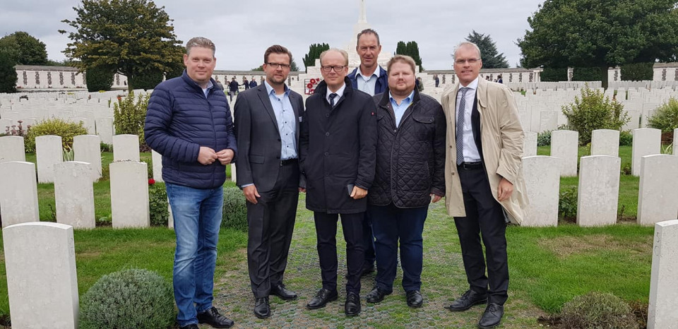 Inmitten von Grabsteinen, die an die Toten der Weltkriege erinnern: Die Landtagsabgeordneten André Kuper (Mitte) und Raphael Tigges (2.v.l.) auf der Kriegsgräberstätte Tyne-Cot Cementery and Memorial im belgischen Zonnebeke. Inmitten von Grabsteinen, die an die Toten der Weltkriege erinnern: Die Landtagsabgeordneten André Kuper (Mitte) und Raphael Tigges (2.v.l.) auf der Kriegsgräberstätte Tyne-Cot Cementery and Memorial im belgischen Zonnebeke.
