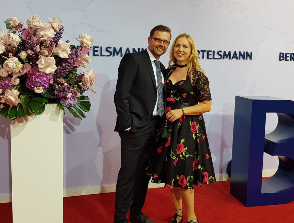 Auf dem roten Teppich der Bertelsmann-Hauptstadtrepräsentanz: Der Landtagsabgeordnete Raphael Tigges mit Frau Angela. Auf dem roten Teppich der Bertelsmann-Hauptstadtrepräsentanz: Der Landtagsabgeordnete Raphael Tigges mit Frau Angela.