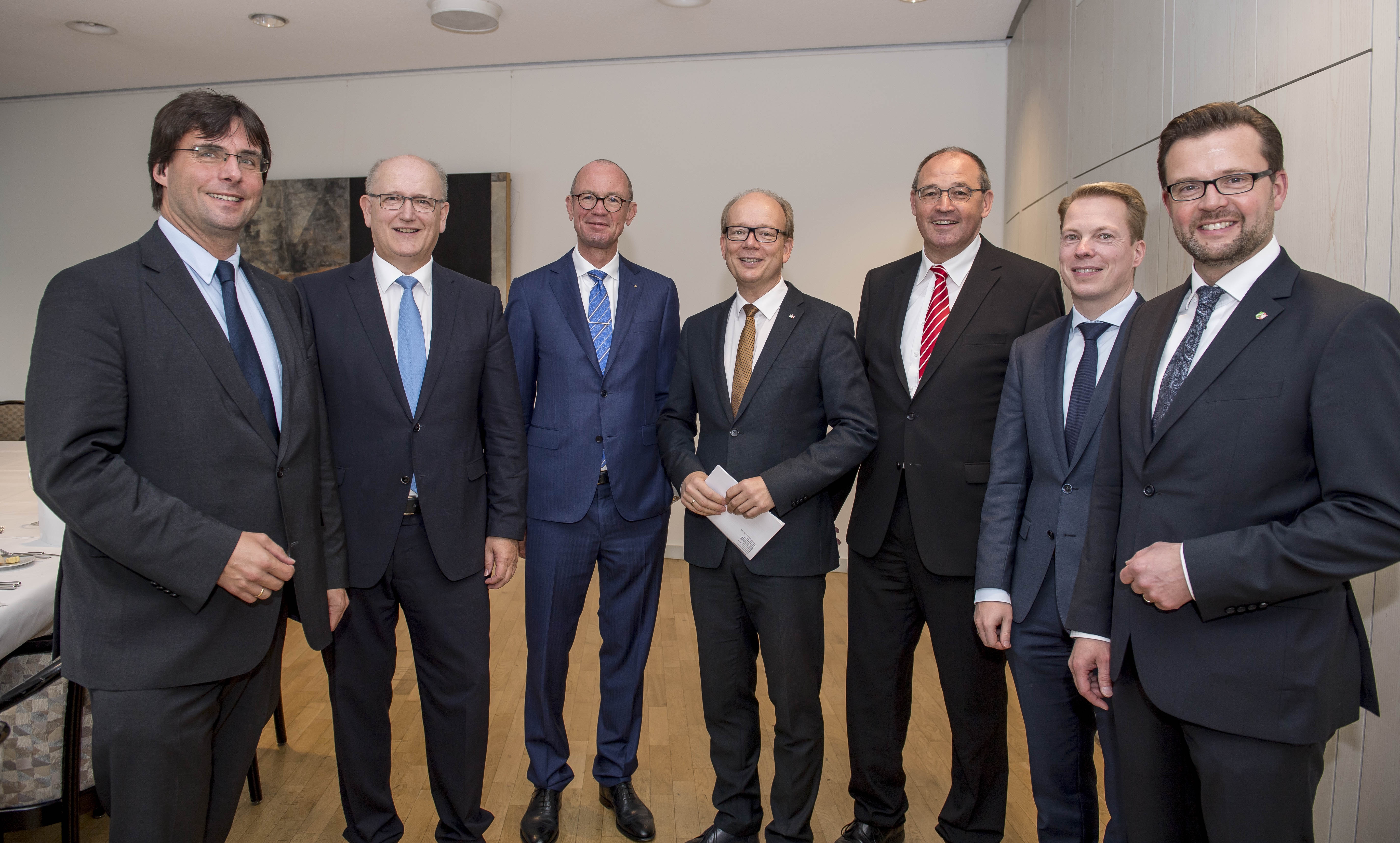 Tauschten sich im Düsseldorfer Landtag über die Bankenpolitik im Kreis Gütersloh aus: (v.l.) Dr. Marcus Optendrenk, Hartwig Mathmann, Johannes Hüser, Präsident des Landtags André Kuper, Gerold Momann, Kay Klingsieck und Landtagsabgeordneter Raphael Tigges Tauschten sich im Düsseldorfer Landtag über die Bankenpolitik im Kreis Gütersloh aus: (v.l.) Dr. Marcus Optendrenk, Hartwig Mathmann, Johannes Hüser, Präsident des Landtags André Kuper, Gerold Momann, Kay Klingsieck und Landtagsabgeordneter Raphael Tigges