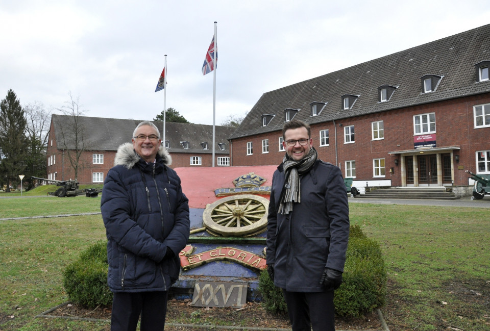 Der britische Verbindungsoffizier Kenneth Crichton und der Landtagsabgeordnete Raphael Tigges (v.l.) vor dem Wappen und dem Hauptquartier des 26. Regiments der Royal Artillery. Der britische Verbindungsoffizier Kenneth Crichton und der Landtagsabgeordnete Raphael Tigges (v.l.) vor dem Wappen und dem Hauptquartier des 26. Regiments der Royal Artillery.