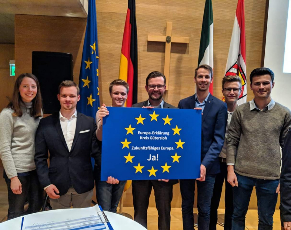 Ja zu Europa! Raphael Tigges (M.) mit Mitgliedern der Jungen Union aus dem Kreis Gütersloh beim Festakt im Kreishaus. Ja zu Europa! Raphael Tigges (M.) mit Mitgliedern der Jungen Union aus dem Kreis Gütersloh beim Festakt im Kreishaus.