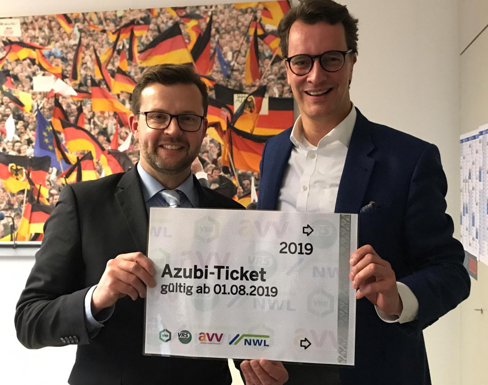 Freuen sich über die Einführung des Azubi-Tickets: Landtagsabgeordneter Raphael Tigges (l.) und NRW-Verkehrsminister Hendrik Wüst. Freuen sich über die Einführung des Azubi-Tickets: Landtagsabgeordneter Raphael Tigges (l.) und NRW-Verkehrsminister Hendrik Wüst.