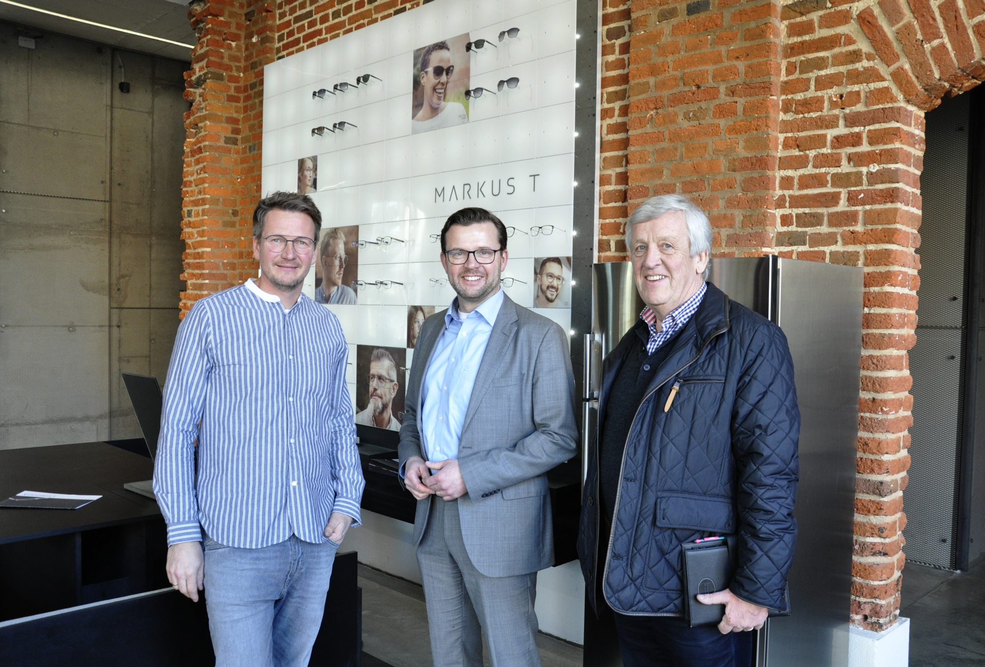 In der Lounge des Kontorhauses von MARKUS T: Unternehmer Markus Temming, Landtagsabgeordneter Raphael Tigges und der Isselhorster CDU-Ortsverbandsvorsitzende Harald Heitmann (v.l.). In der Lounge des Kontorhauses von MARKUS T: Unternehmer Markus Temming, Landtagsabgeordneter Raphael Tigges und der Isselhorster CDU-Ortsverbandsvorsitzende Harald Heitmann (v.l.).