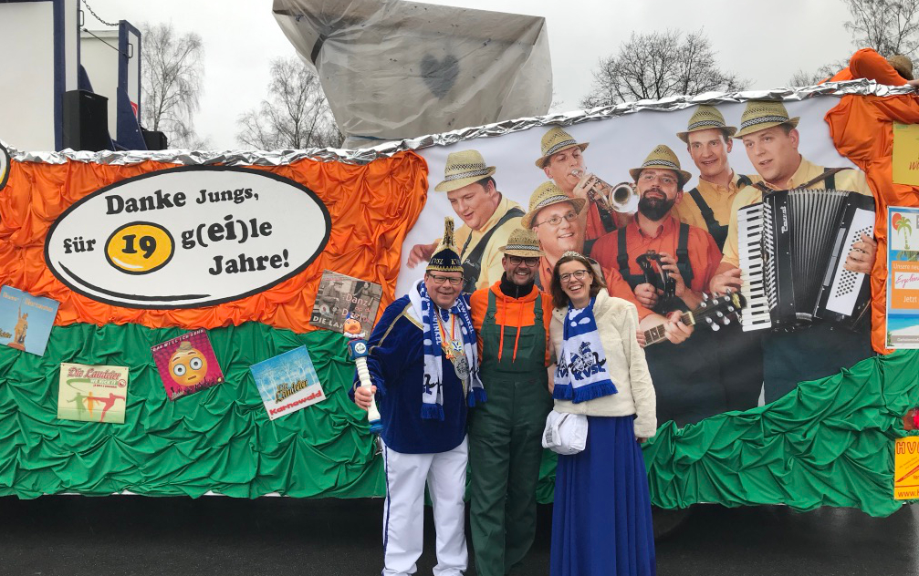 Mit dem diesjährigen Prinzenpaar des KVSL, Christian und Marion Daut, vor dem Wagen des Vereins. Mit dem diesjährigen Prinzenpaar des KVSL, Christian und Marion Daut, vor dem Wagen des Vereins.