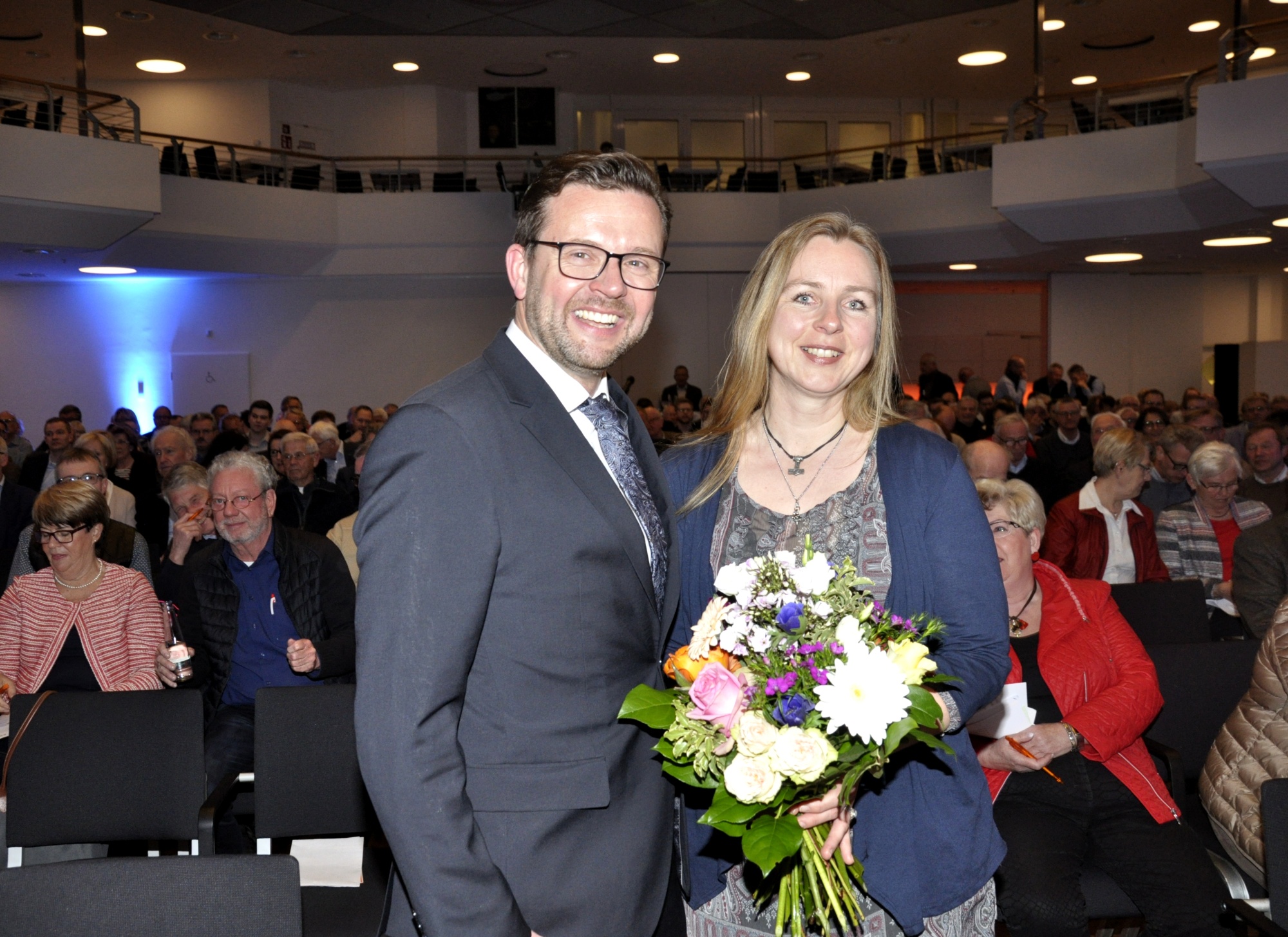 Freuen sich über die große Zustimmung: Der frisch gewählte CDU-Kreisvorsitzende Raphael Tigges mit Ehefrau Angela nach der Wahl. Freuen sich über die große Zustimmung: Der frisch gewählte CDU-Kreisvorsitzende Raphael Tigges mit Ehefrau Angela nach der Wahl.