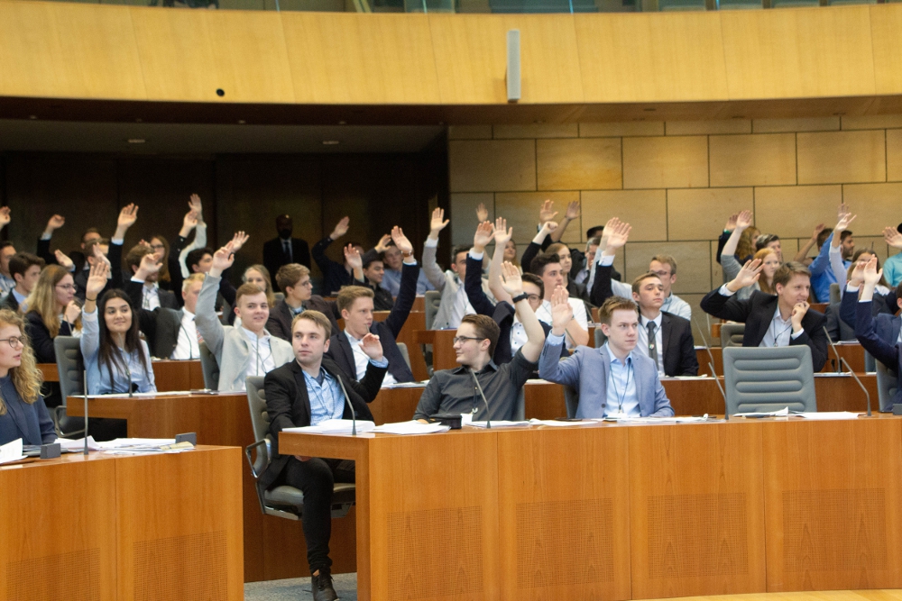 Abstimmung des Jugend-Landtags 2018 im Plenarsaal. (Foto: Landtag NRW) Abstimmung des Jugend-Landtags 2018 im Plenarsaal. (Foto: Landtag NRW)