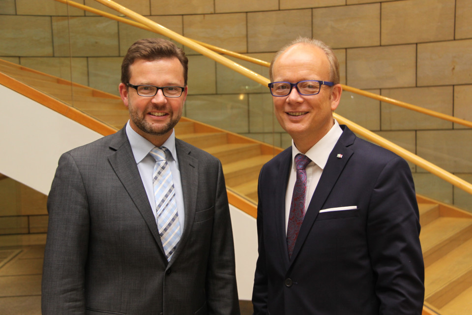 Die Abgeordneten Raphael Tigges und André Kuper (v.l.) unterstützen die Landesinitiative „Bauland an der Schiene“. Die Abgeordneten Raphael Tigges und André Kuper (v.l.) unterstützen die Landesinitiative „Bauland an der Schiene“.
