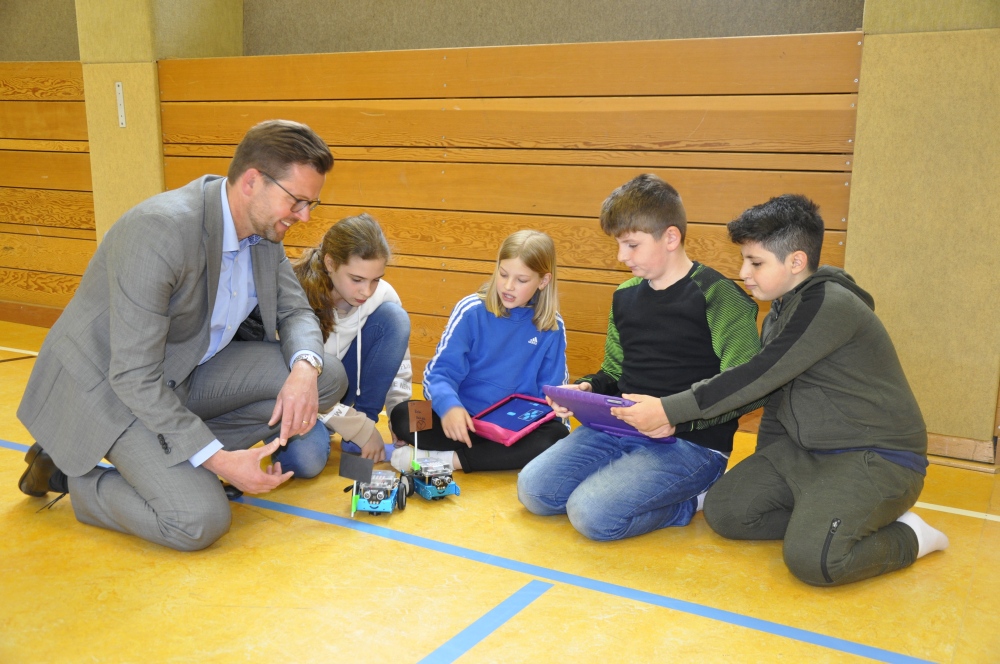 Raphael Tigges bekam von Kindern der Grundschule Steinhagen die selbst gebauten, mit Tablets gesteuerten Roboter vorgeführt. Raphael Tigges bekam von Kindern der Grundschule Steinhagen die selbst gebauten, mit Tablets gesteuerten Roboter vorgeführt.