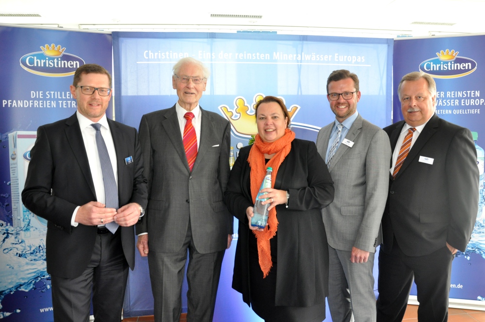 Sprachen über Mineralwasser als gesundes Nahrungsmittel: (v.l.) Alleingeschäftsführer Guido Grebe, Inhaber Dr. Paul Gehring, Ministerin Ursula Heinen-Esser, Landtagsabgeordneter Raphael Tigges und Andreas Rüther, CDU-Kreisvorsitzender in Bielefeld. Sprachen über Mineralwasser als gesundes Nahrungsmittel: (v.l.) Alleingeschäftsführer Guido Grebe, Inhaber Dr. Paul Gehring, Ministerin Ursula Heinen-Esser, Landtagsabgeordneter Raphael Tigges und Andreas Rüther, CDU-Kreisvorsitzender in Bielefeld.