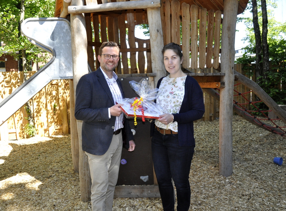 Bedankte sich am „Tag der Kinderbetreuung“ mit einem kleinen Geschenk für die aufopfernde Arbeit der Erzieherinnen und Erzieher: Der Landtagsabgeordnete Raphael Tigges mit Kita-Leiterin Lisa-Marie Elges im Internationalen Kinderzentrum. Bedankte sich am „Tag der Kinderbetreuung“ mit einem kleinen Geschenk für die aufopfernde Arbeit der Erzieherinnen und Erzieher: Der Landtagsabgeordnete Raphael Tigges mit Kita-Leiterin Lisa-Marie Elges im Internationalen Kinderzentrum.