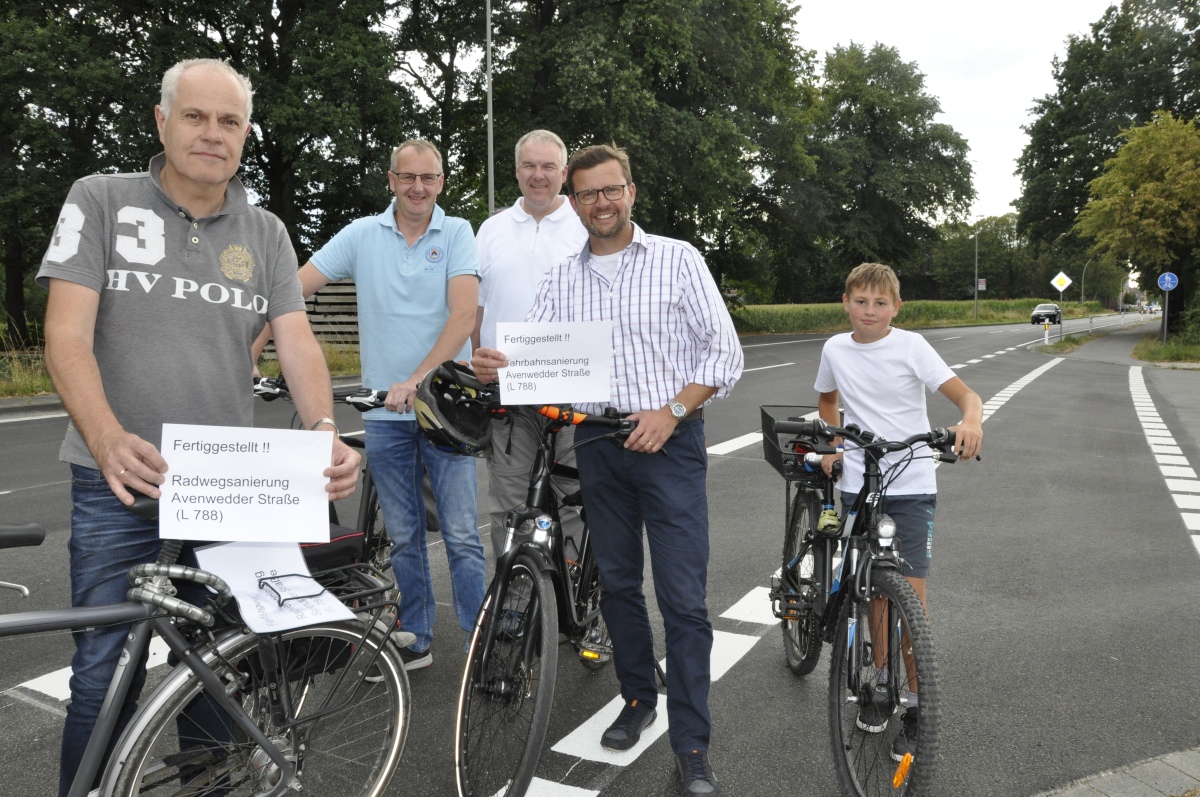Fertiggestellt! Gerd Feldhans, Andreas Heine, Peter Wiese, Raphael Tigges und Theo Heine (v.l.) freuen sich über die neue Fahrbahn und den sanierten Radweg am Ortseingang von Avenwedde-Mitte. Fertiggestellt! Gerd Feldhans, Andreas Heine, Peter Wiese, Raphael Tigges und Theo Heine (v.l.) freuen sich über die neue Fahrbahn und den sanierten Radweg am Ortseingang von Avenwedde-Mitte.