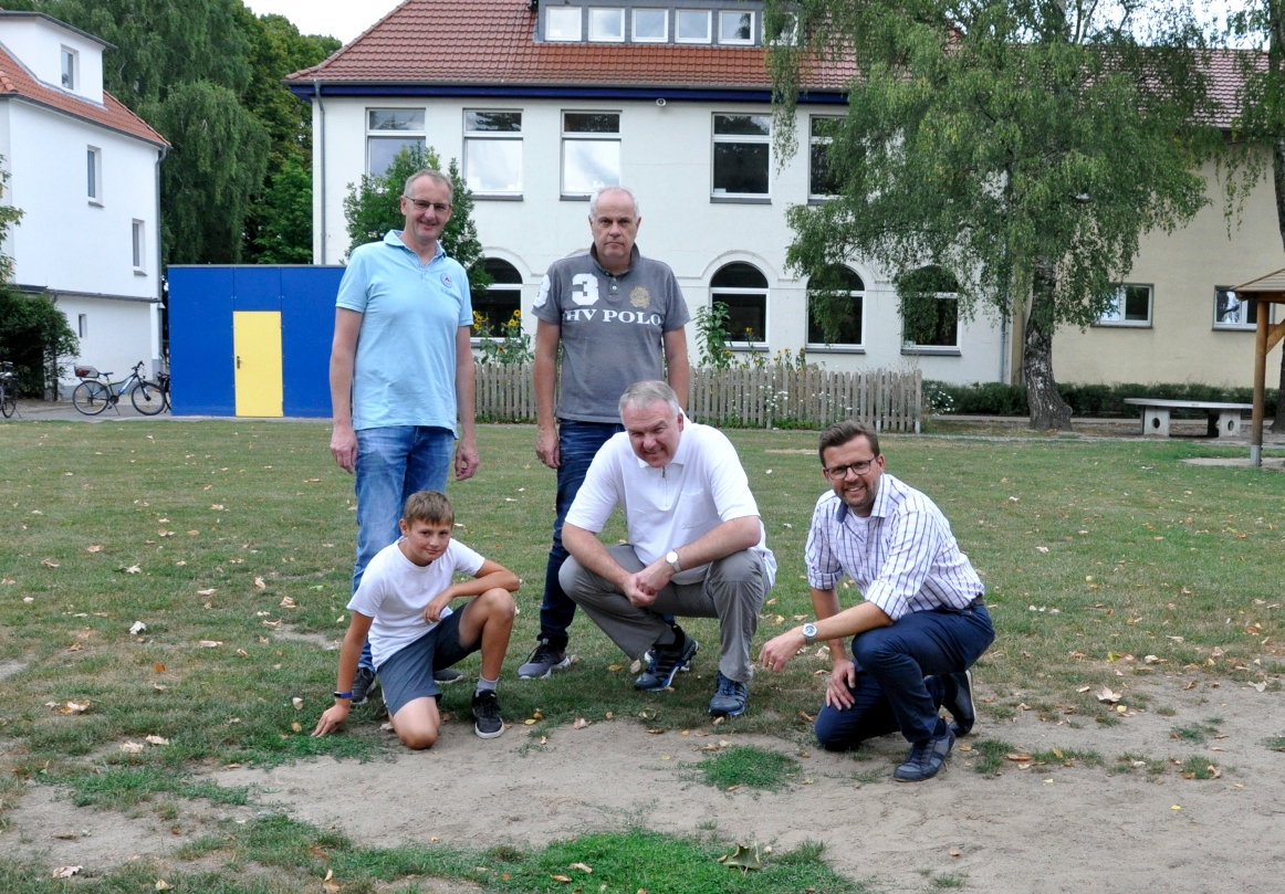 Haben sich den schadhaften Rasen auf dem Sportplatz der Kapellenschule angeschaut: Ratsmitglied Andreas Heine mit Sohn Theo, Ratsmitglied Gerd Feldhans, Kreistagsmitglied Peter Wiese und der Landtagsabgeordnete Raphael Tigges (v.l.). Haben sich den schadhaften Rasen auf dem Sportplatz der Kapellenschule angeschaut: Ratsmitglied Andreas Heine mit Sohn Theo, Ratsmitglied Gerd Feldhans, Kreistagsmitglied Peter Wiese und der Landtagsabgeordnete Raphael Tigges (v.l.).
