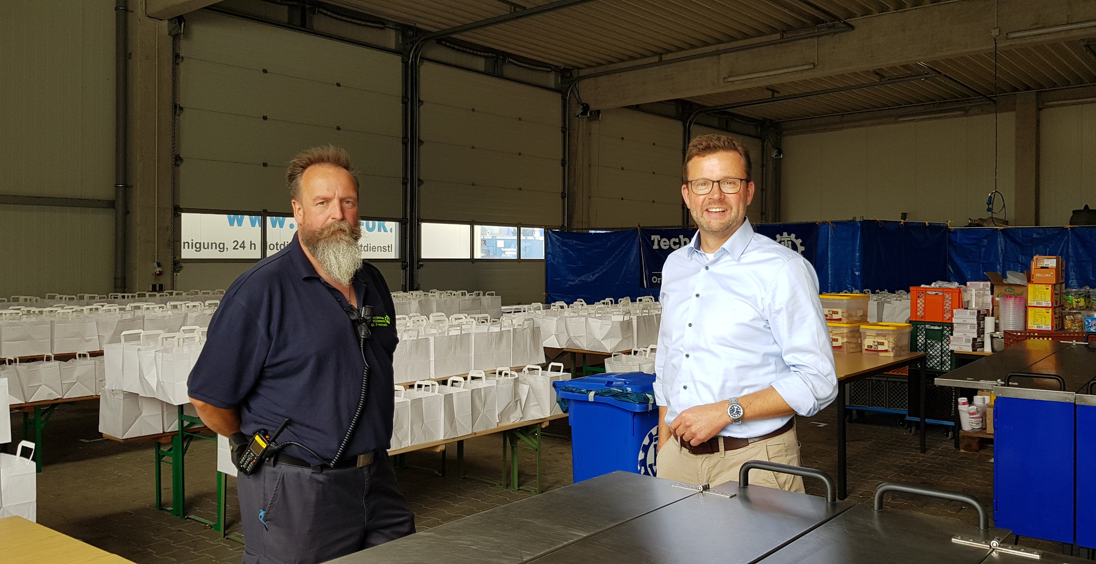 In der Feldküche im THW-Hauptquartier in Spexard (v.l.): Der leitende Koch Michael Frohnert und der Landtagsabgeordnete Raphael Tigges. In der Feldküche im THW-Hauptquartier in Spexard (v.l.): Der leitende Koch Michael Frohnert und der Landtagsabgeordnete Raphael Tigges.