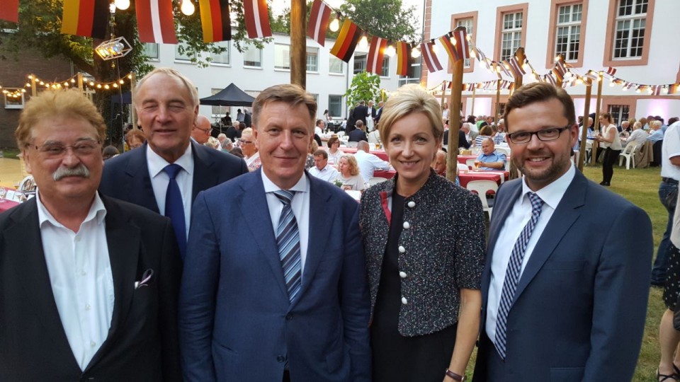 v.l. Elmar Brok MdEP, Andris Berzins (ehemaliger lettischer Ministerpräsident), Maris Kucinskis (lettischer Minsterpräsident), Elita Kuzma (lettische Botschafterin) und Raphael Tigges MdL
