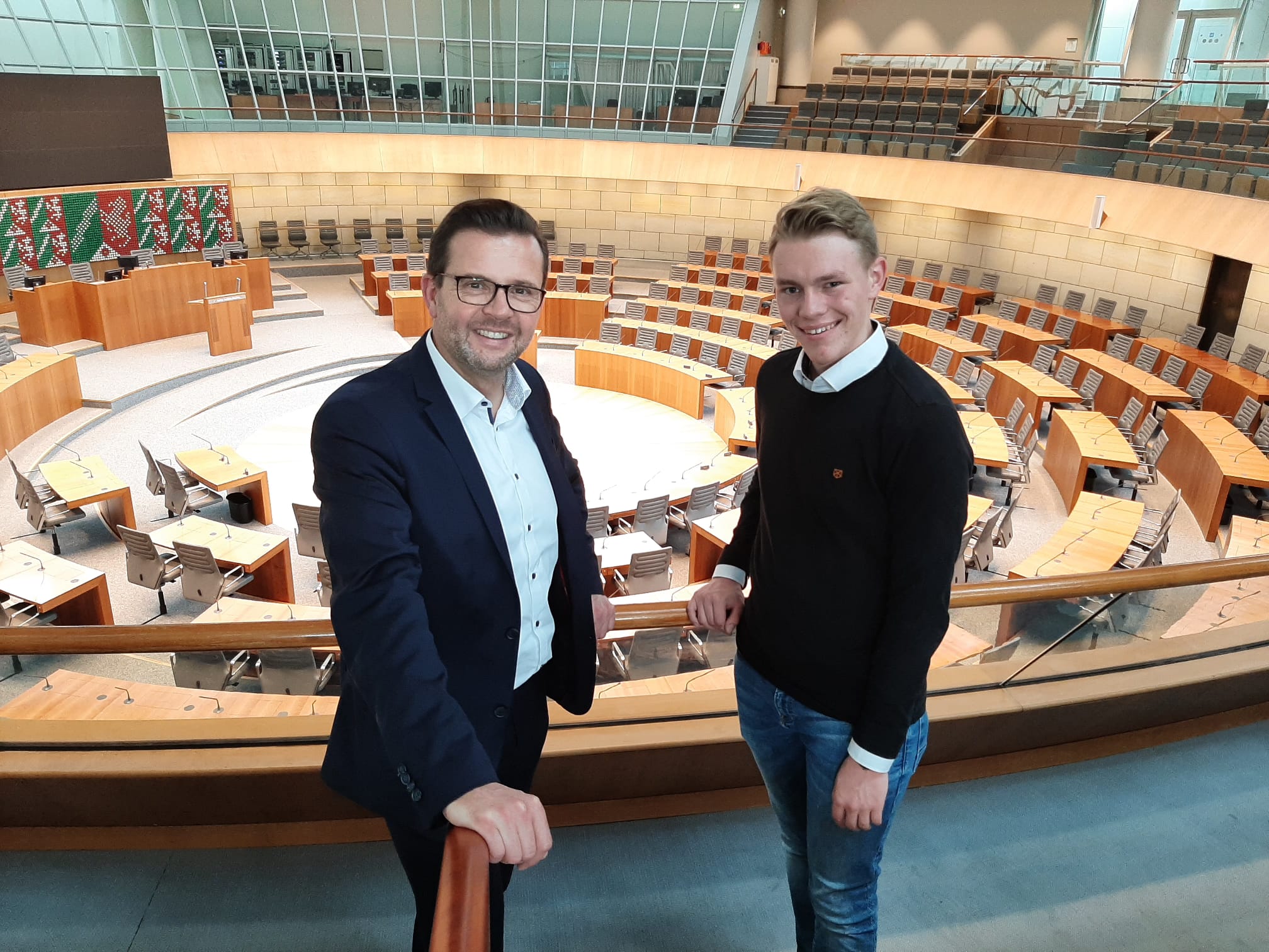 Raphael Tigges MdL und Finn-Ole Peters (v.l.) im Plenarsaal.