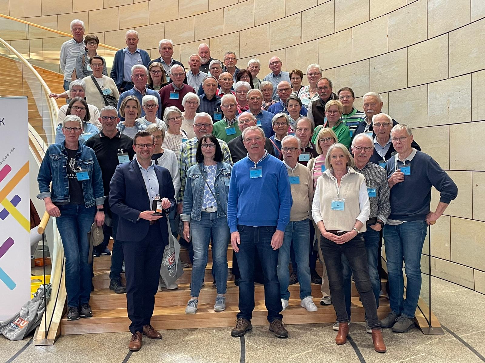 Die Besuchergruppe des Heimatvereins Clarholz mit dem Landtagsabgeordneten Raphael Tigges (ganz vorne links) im nordrhein-westfälischen Landtag.