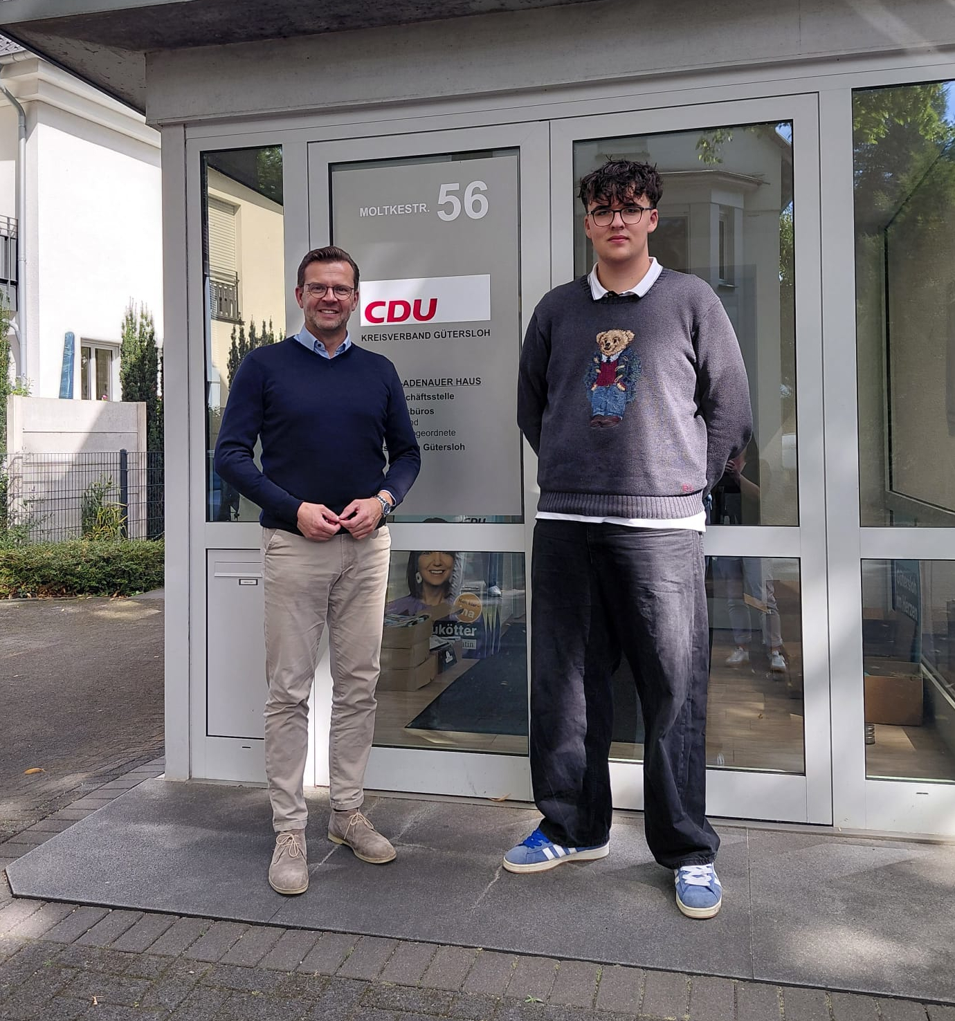 Der Landtagsabgeordnete Raphael Tigges (l.) und sein Vertreter im Jugend-Landtag Lars Muckhoff vor der CDU-Kreisgeschftsstelle in Gtersloh.