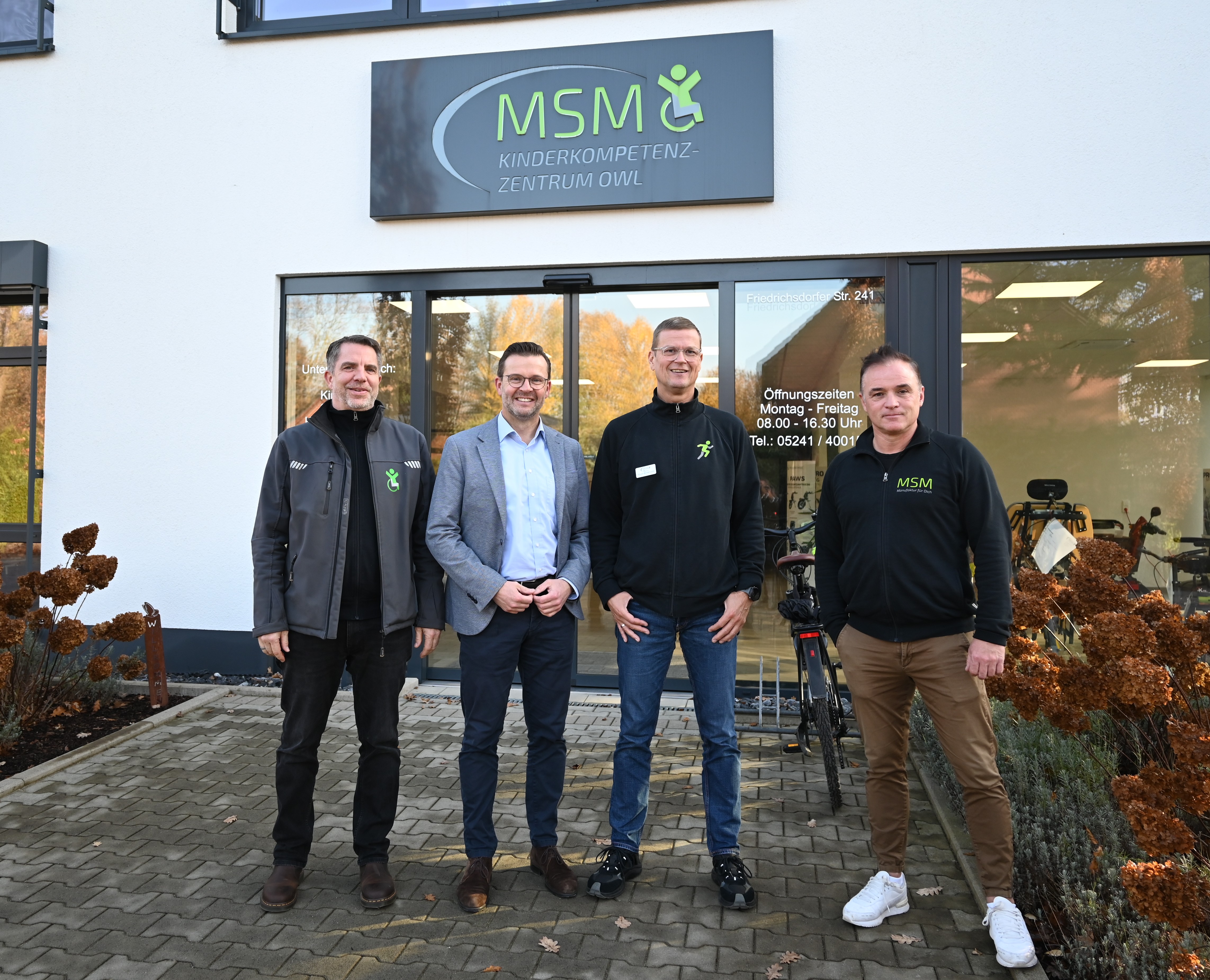 Vor dem Unternehmen MSM-Sonderbau Manufaktur GmbH in Friedrichsdorf (v.l.): Tilmann Grninger, Betriebsleiter der Rehatechnik, Landtagsabgeordneter Raphael Tigges, Diplom-Sportwissenschaftler Oliver Brinkmann und Geschftsfhrer Marc Magdanz.