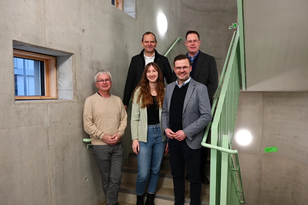 Institutsleitung Prof. Dr. Guido Falkemeier, Pr�sident Prof. Dr. J�rgen Krahl, Gesch�ftsf�hrerin Leonie Hans, MdL Raphael Tigges und MdL Klaus Hansen (v.l.)