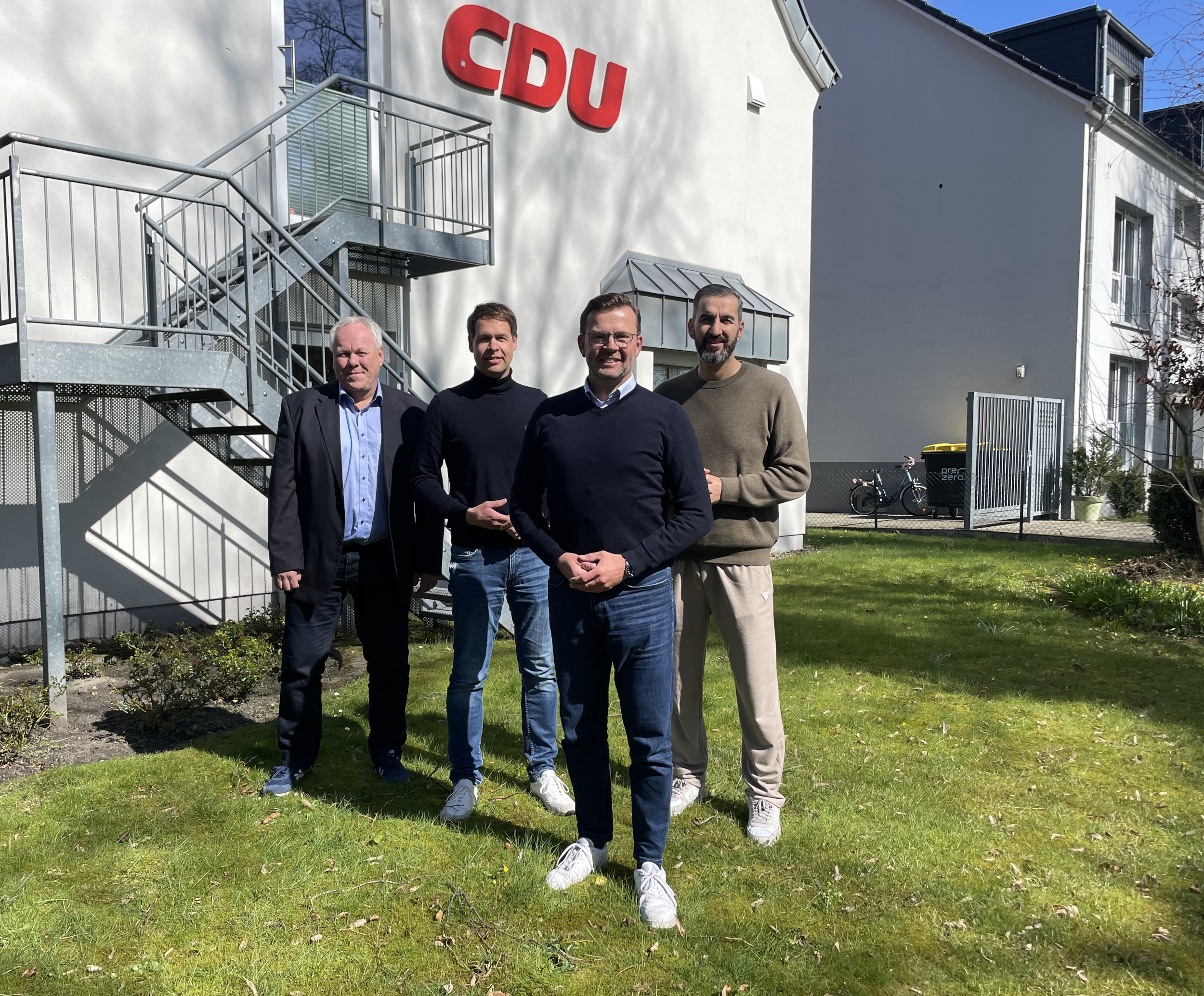 Vor der CDU-Kreisgesch�ftsstelle in G�tersloh (v.l.): Reinhard Neuhaus, Stephan H�ving, Raphael Tigges und Ischo Can.